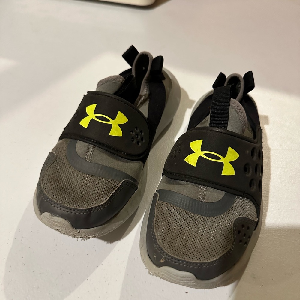 Under armour kids shoes size 4